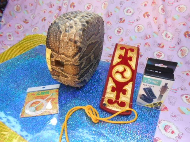 P14現品販売(送料無料)17.980円　蛇皮チーガ胴巻き調弦チューナー、三種弦