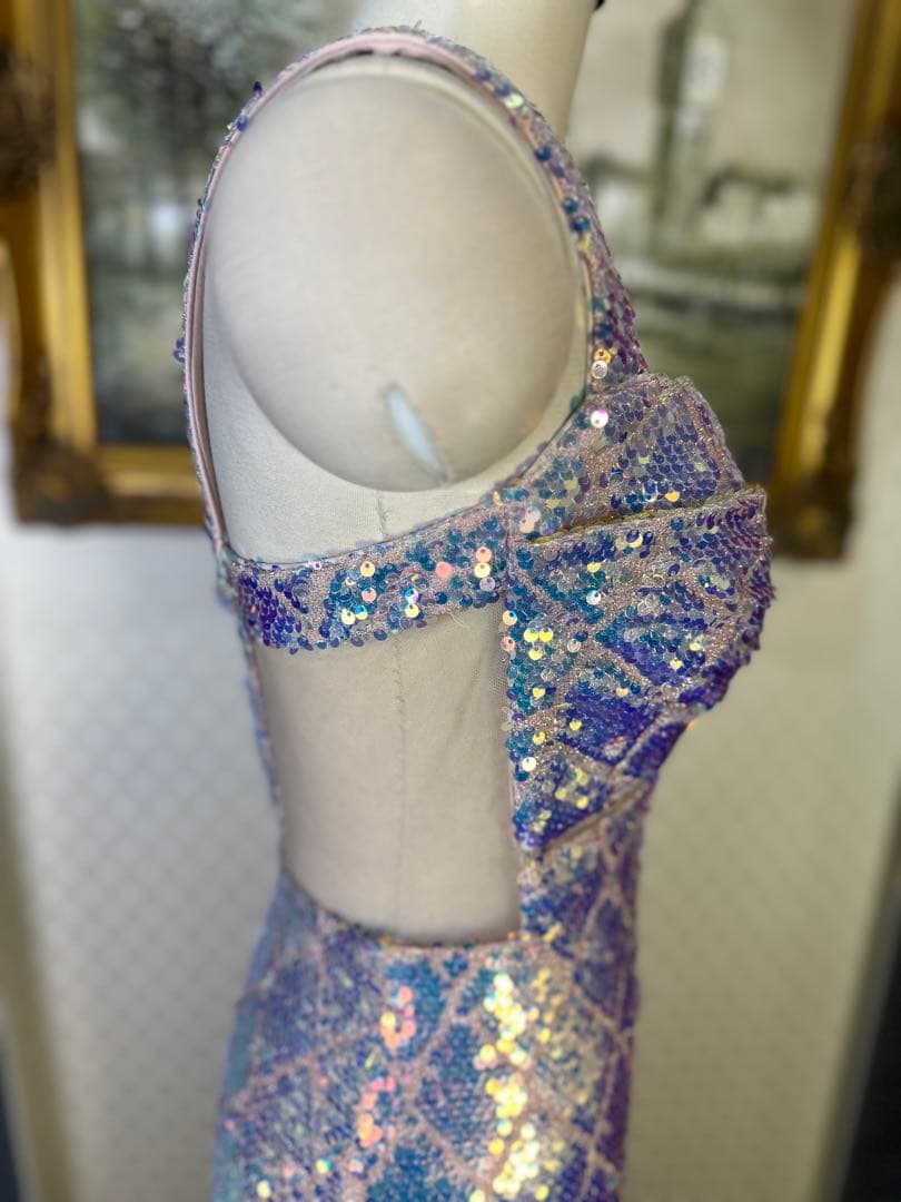 スパンコール装飾の青紫色ドレス