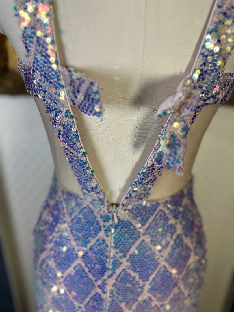 スパンコール装飾の青紫色ドレス