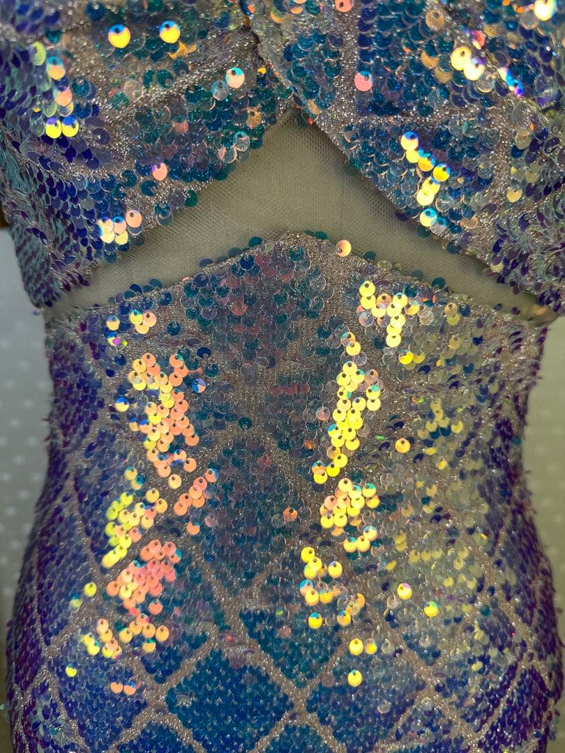 スパンコール装飾の青紫色ドレス