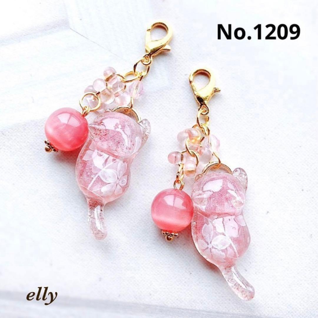 【sawasawa様】1198.天然石　琉球ガラス　桜　じゃれ猫　レジン　根付