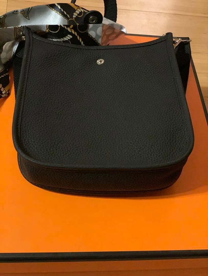 新品未使用 ショルダーバッグ Hパンチング 高級革 ブラック