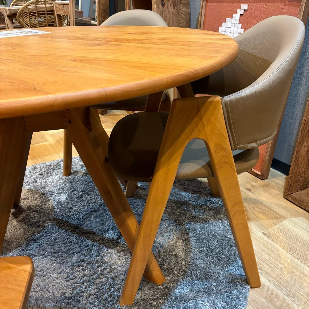 白い猫　ダイニングテーブル　110㎝　円形　アルダー　無垢　北欧　可愛い