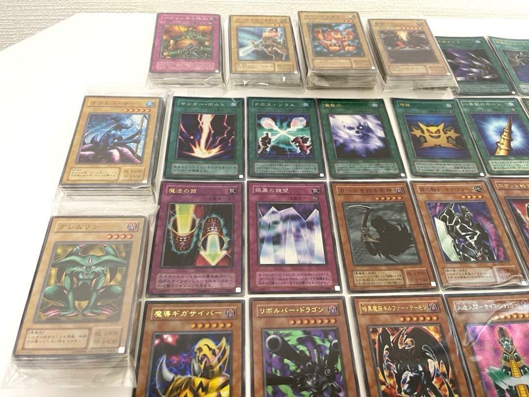 遊戯王カード 初期 2期 引退品 キラ まとめ売り ファイル付き 約4000