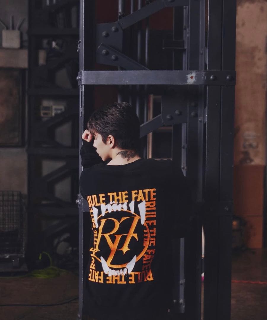 値下げ RULE THE FATE ダメージ加工 裏起毛スウェット ベージュ - メルカリ