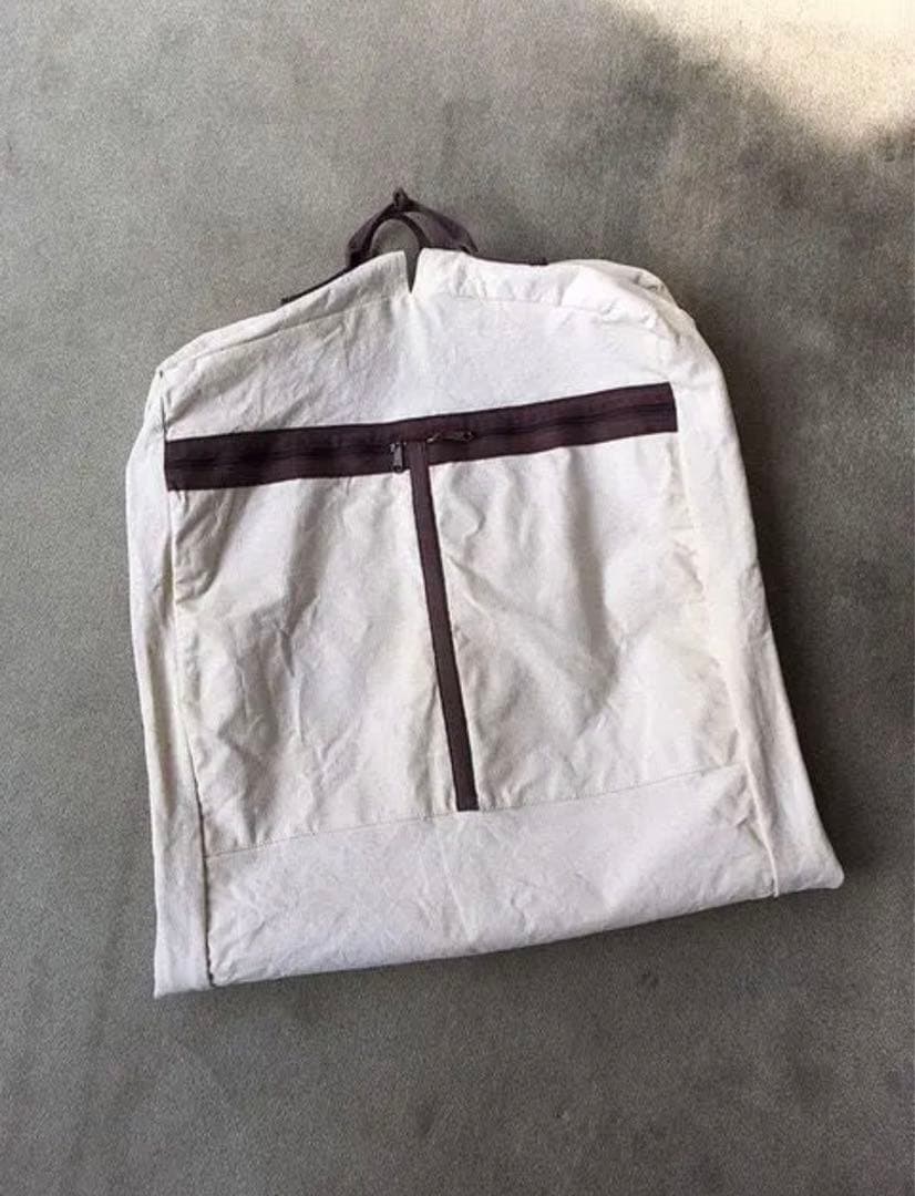 プレス関係者用「エルメス」ガーメントケース 背面には靴ポケット装備