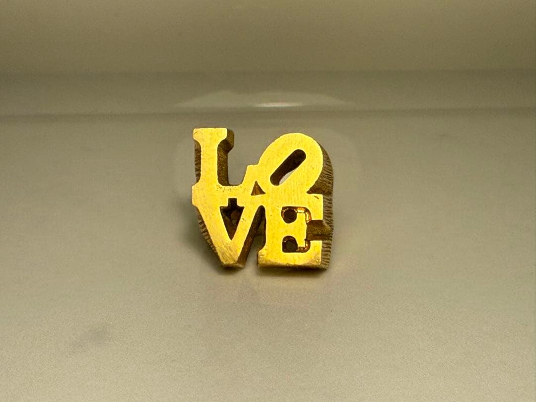 ロバート・インディアナ《LOVE》モチーフ ゴールドカラー リング