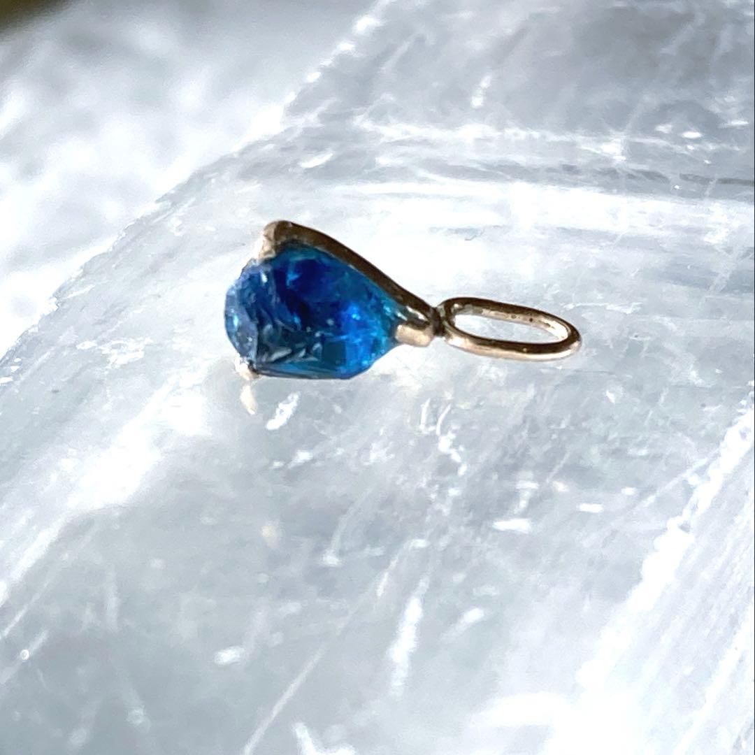 ユークレース原石10金ペンダントトップ（ペアシェイプ）