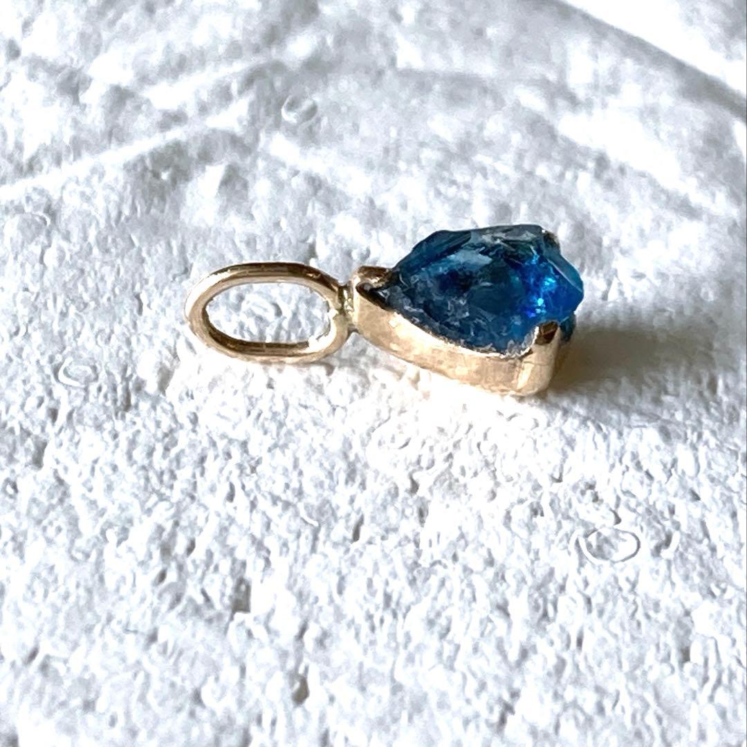 ユークレース原石10金ペンダントトップ（ペアシェイプ）