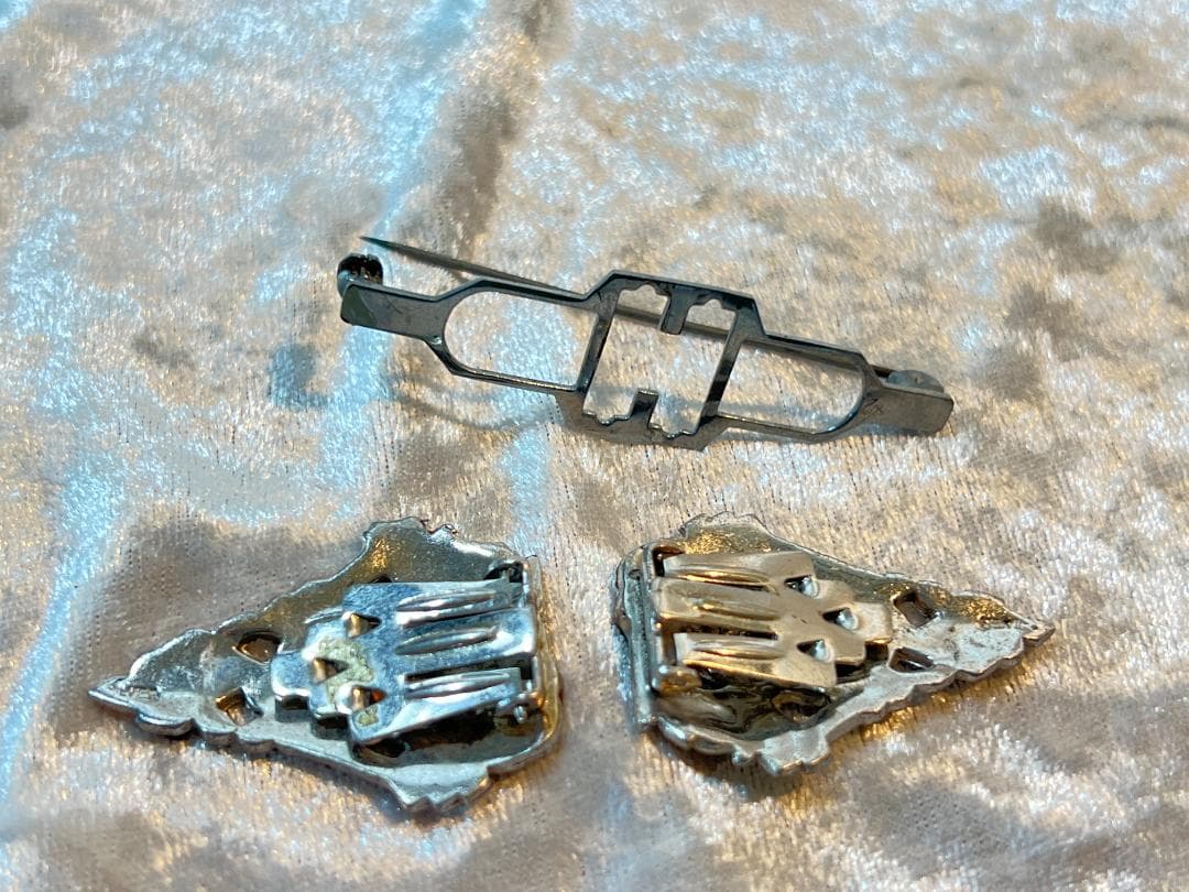 ダブルクリップブローチ　２つのクリップを組み合わせてあります。