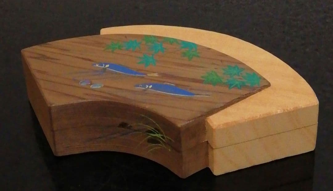 清水晃樹作 加州工芸 神代杉 清流魚絵 扇面 香合 共箱 栞付 茶道具