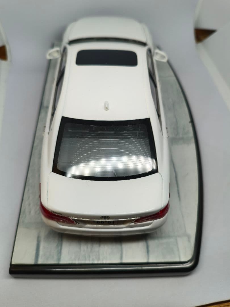 プラモデル トヨタ クラウンロイヤル 1/24 完成品 VIP シャコタン