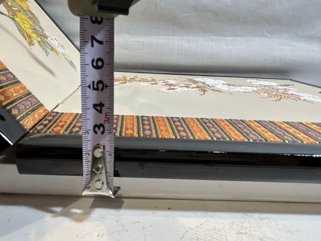 桜と花の美しい刺繍が施された屏風