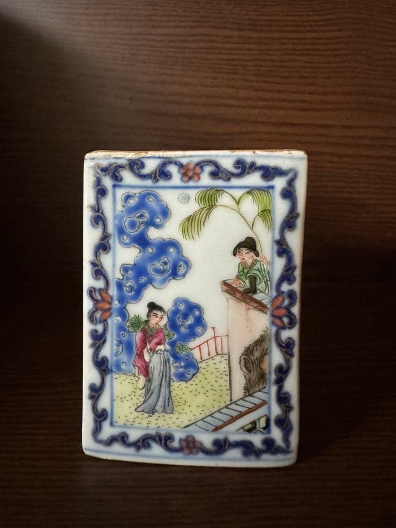 中国骨董　大清乾隆年製　在銘　粉彩　琺瑯彩　筆立て　人物物語絵付け(N-18)