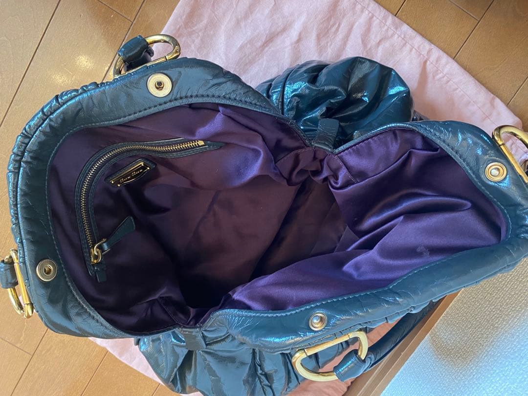 miumiu エナメル素材　ショルダーバッグ