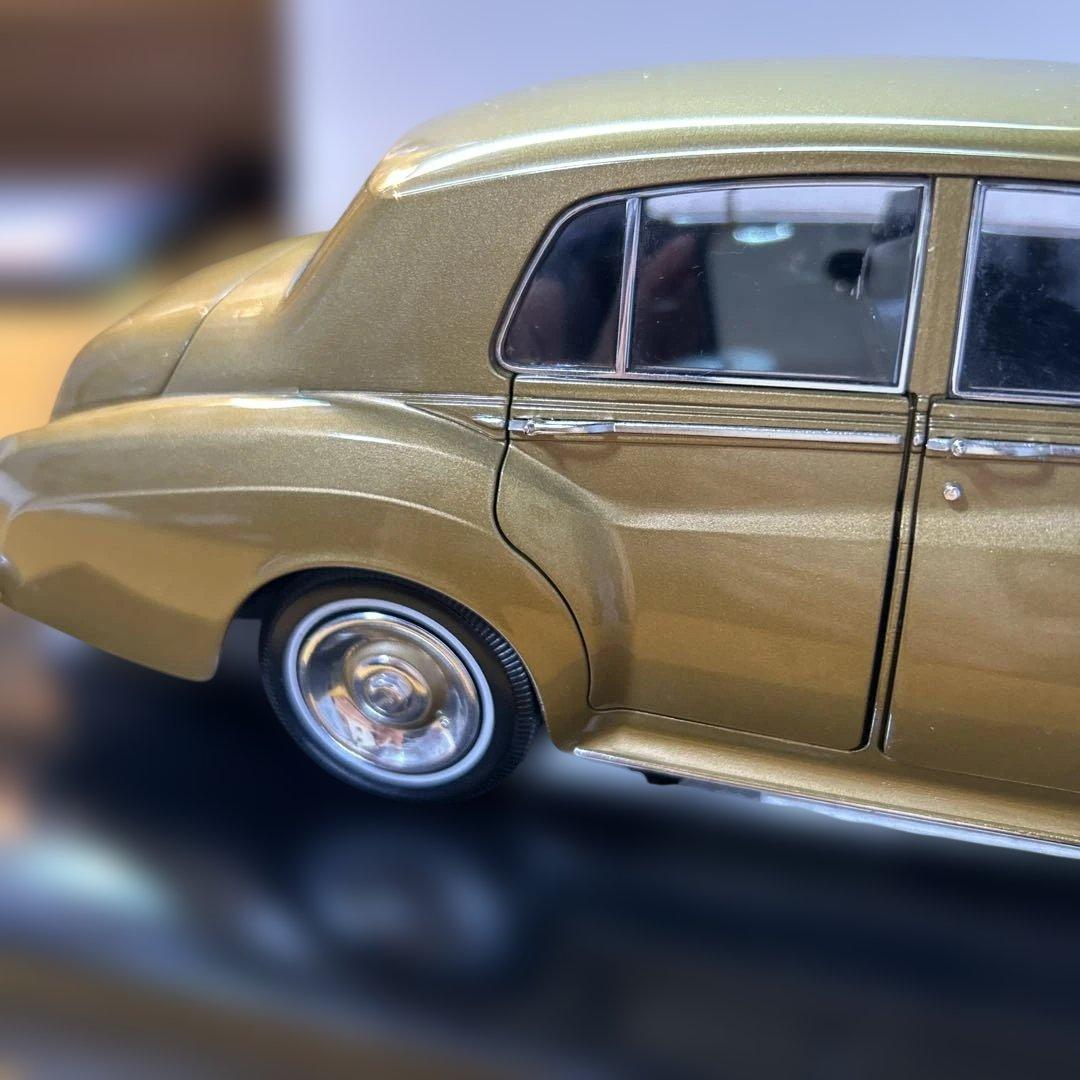 BENTLEY フィギュア付きピンバッチ付き