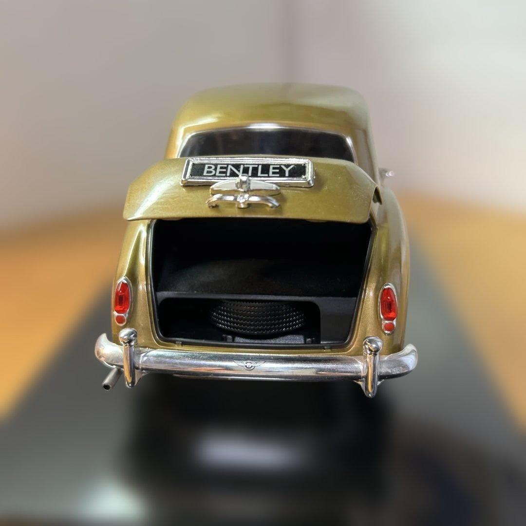 BENTLEY フィギュア付きピンバッチ付き