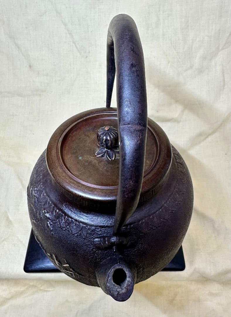 龍文堂」ハ角形鉄瓶・寒月梅花彫