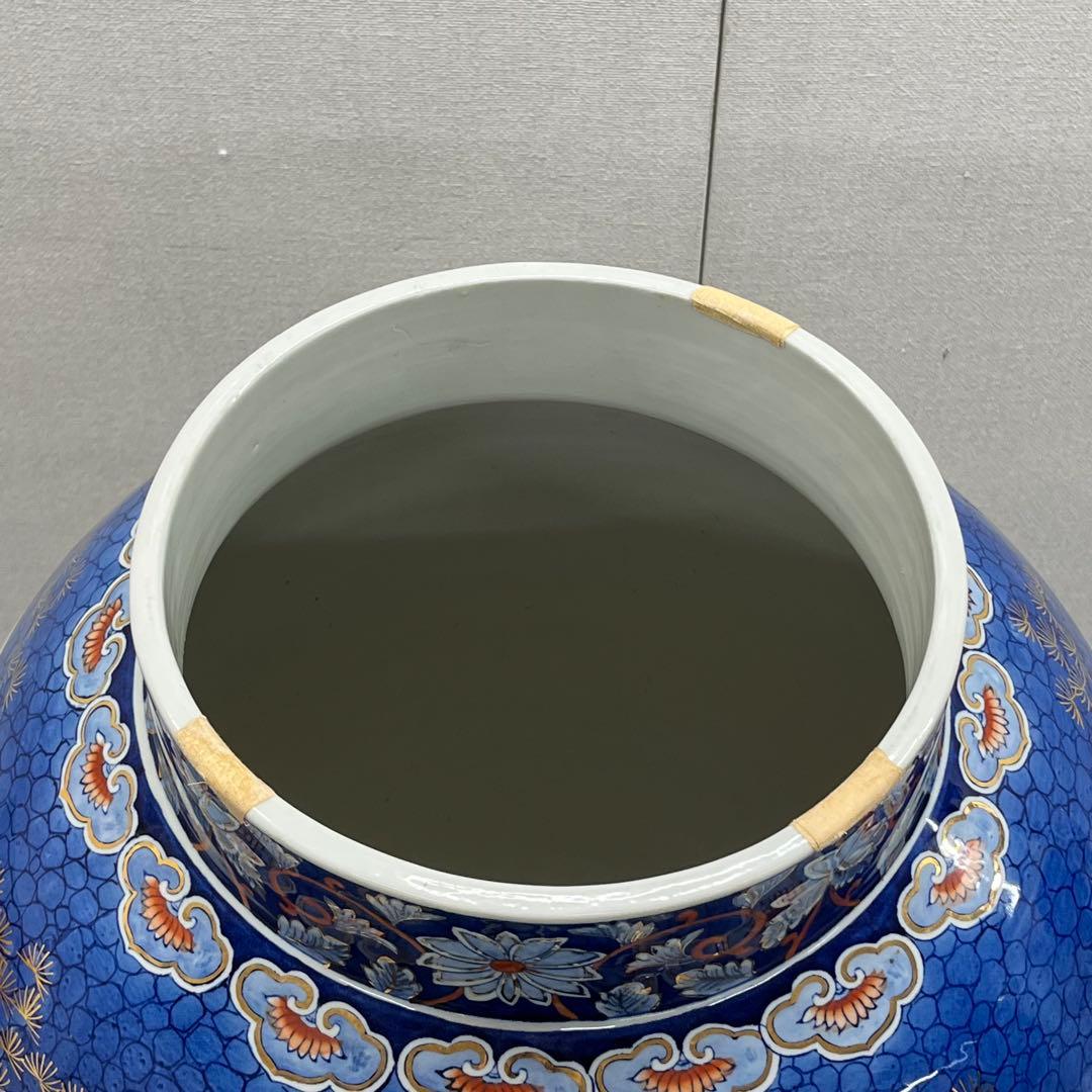 古伊万里様式 蓋獅子付 色絵金彩唐草波風景文 大型磁器壺