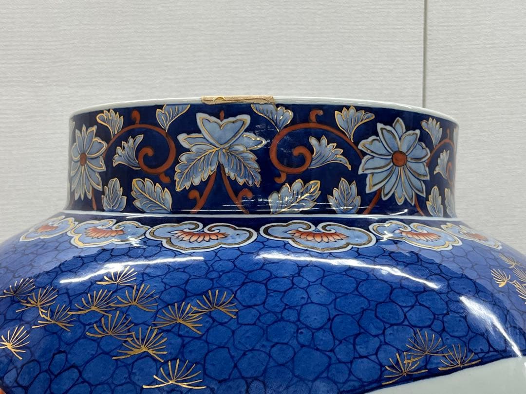 古伊万里様式 蓋獅子付 色絵金彩唐草波風景文 大型磁器壺