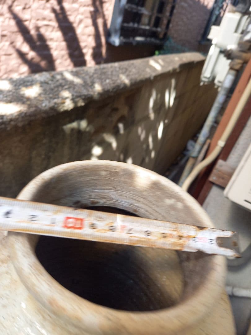 高さは、約３０cm口18cm壺です。