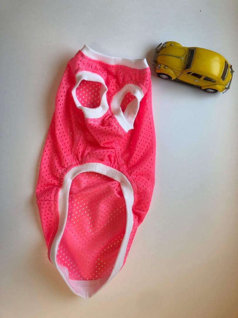 蛍光ピンクメッシュのタンクトップ小さめSサイズイタグレ服犬服