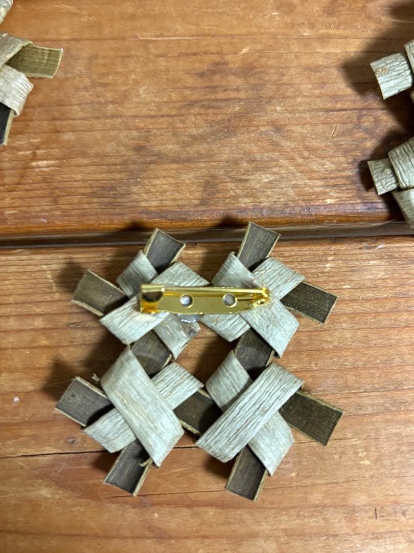 kei　胡桃樹皮ブローチ