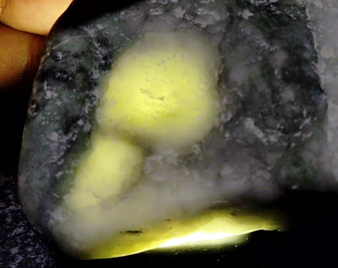 ☆翡翠原石☆糸魚川硬玉【小滝・川ズレ・ミロナイト翡翠352g】