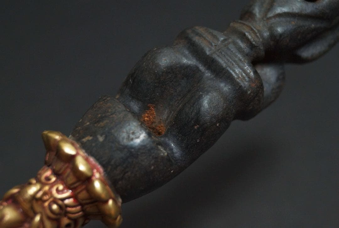 オールドチベット 大型 石隕石彫り太陽神像 金剛杵 両端銅製龍紋神像 魔