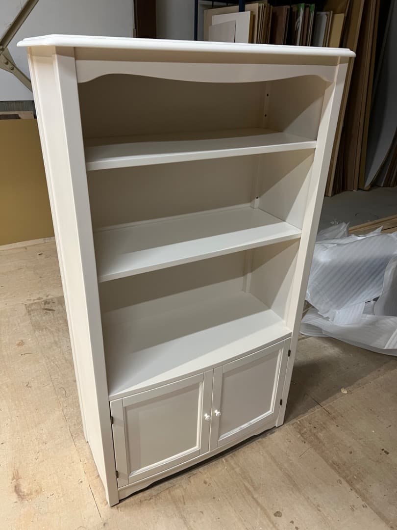 リリーホワイトリリージョンブックシェルフ本棚扉付き