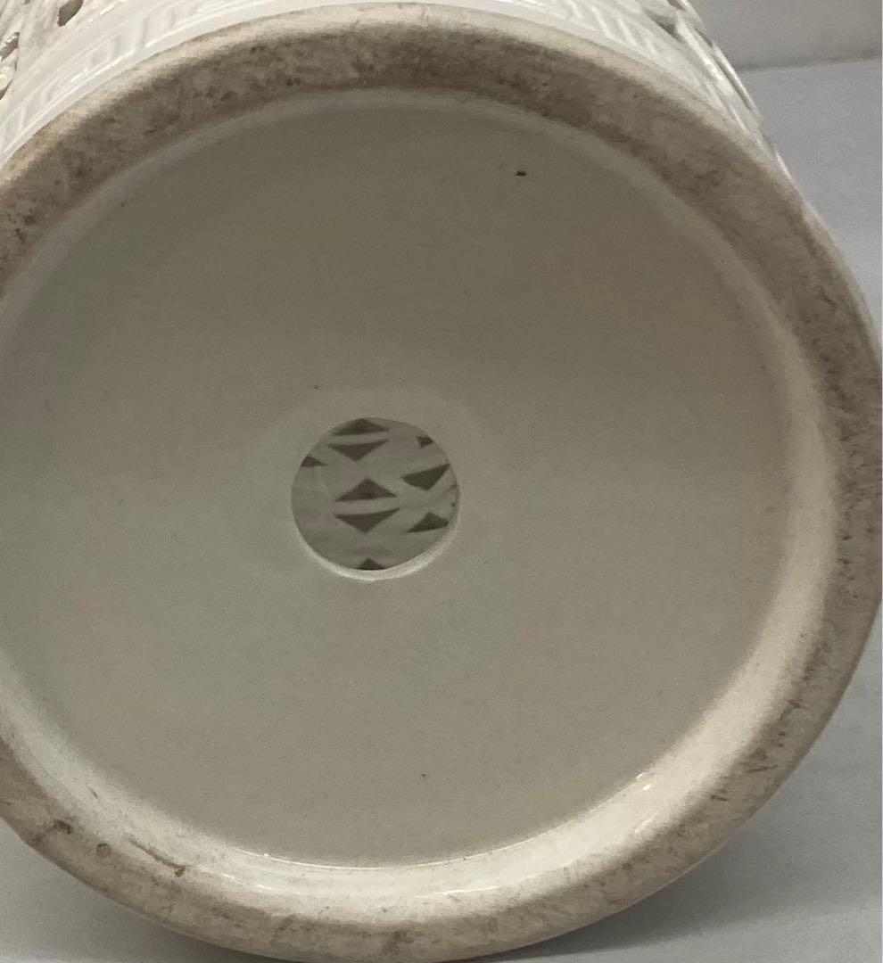 B168s  淡黄磁「梅透し彫筒飾り」砥部焼　花瓶　大正昭和　竹梅　愛媛