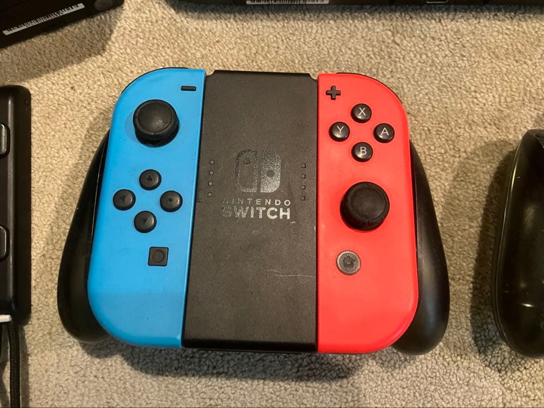 Nintendo Switch 本体（追加の赤・青ジョイコン付き）