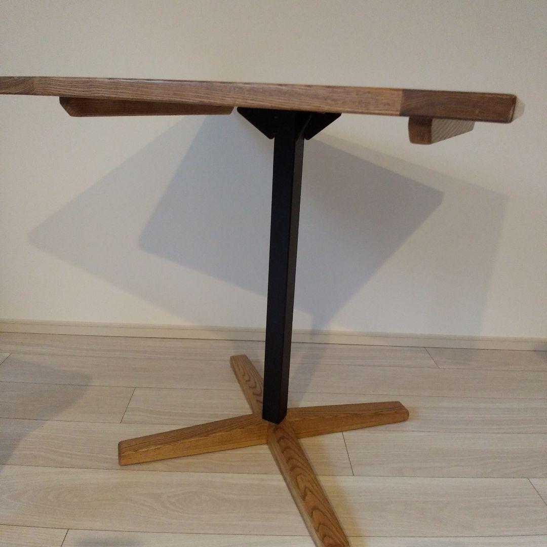 タイルデザインの木製ダイニングテーブル