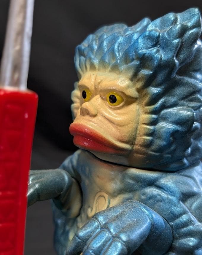 東京タワーガラモン青「ウルトラQ」登場怪獣（M1号）台座付ソフビ