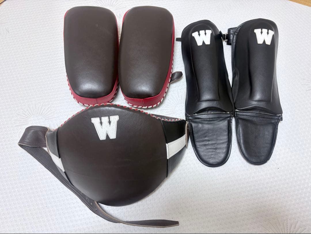 クリスマスセール！ムエタイ　スーパーウィンWキックミット、ベリーガード、レガース クリスマスセール！ムエタイ スーパーウィンWキックミット、ベリー