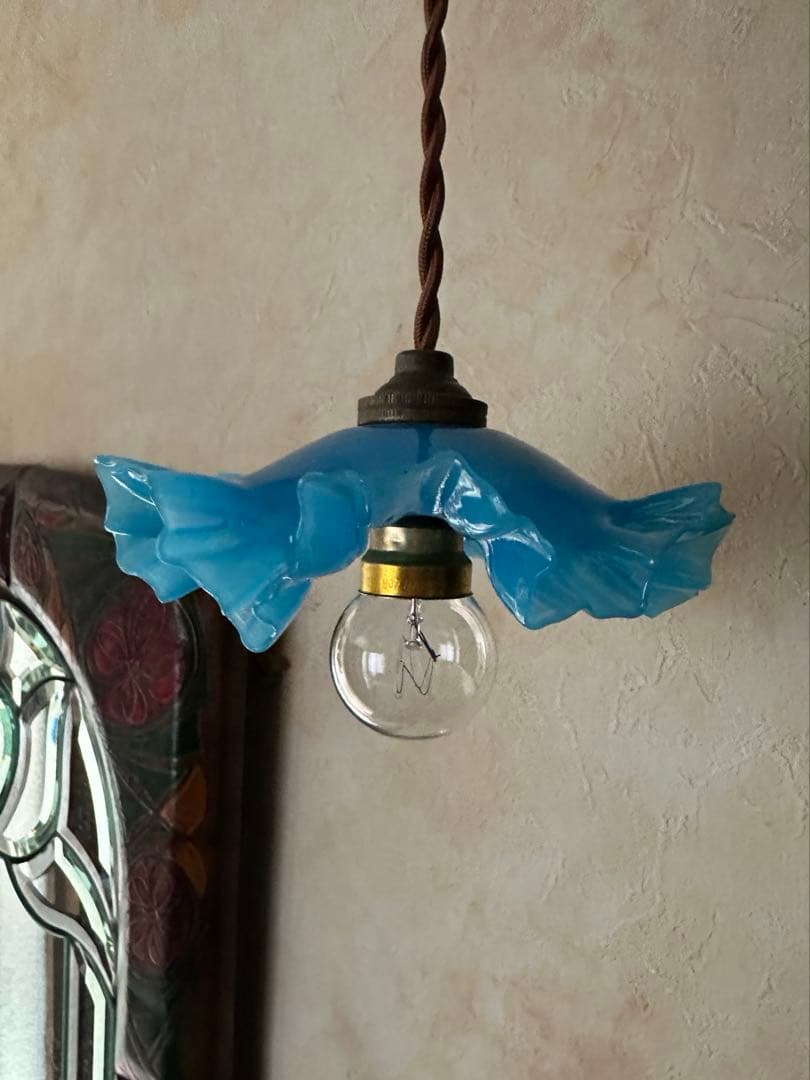 フランス アンティーク 乳白色ブルーオパリンガラスの可愛いお花