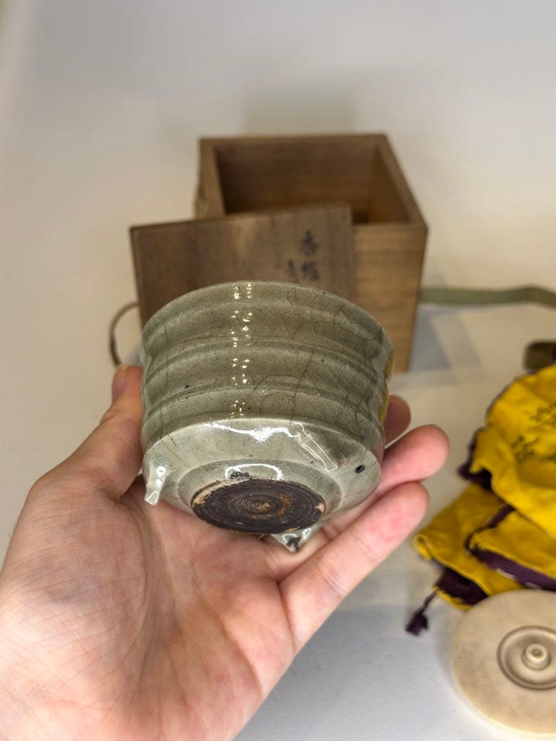 最終価格！青磁筋　三足香炉　共箱　古共布付　時代物　古美術　骨董品