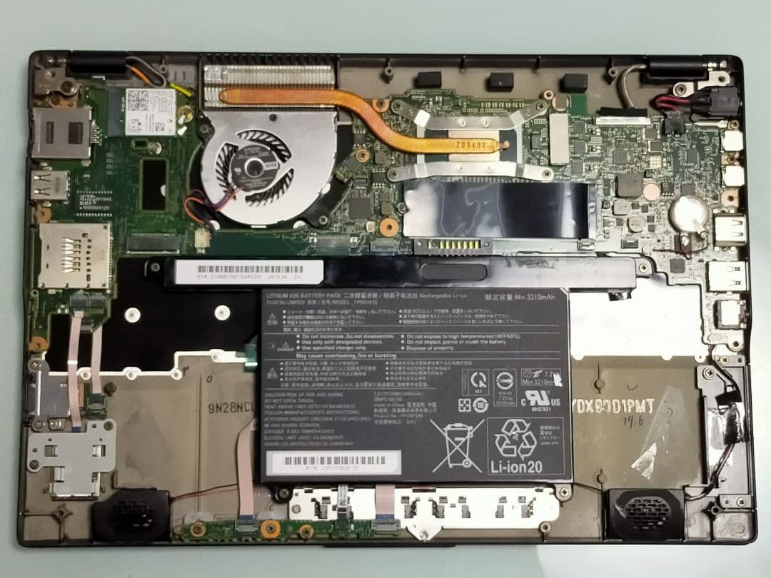 ②超美品中古、超軽量777gのブラック色の富士通LIFEBOOK U939/B