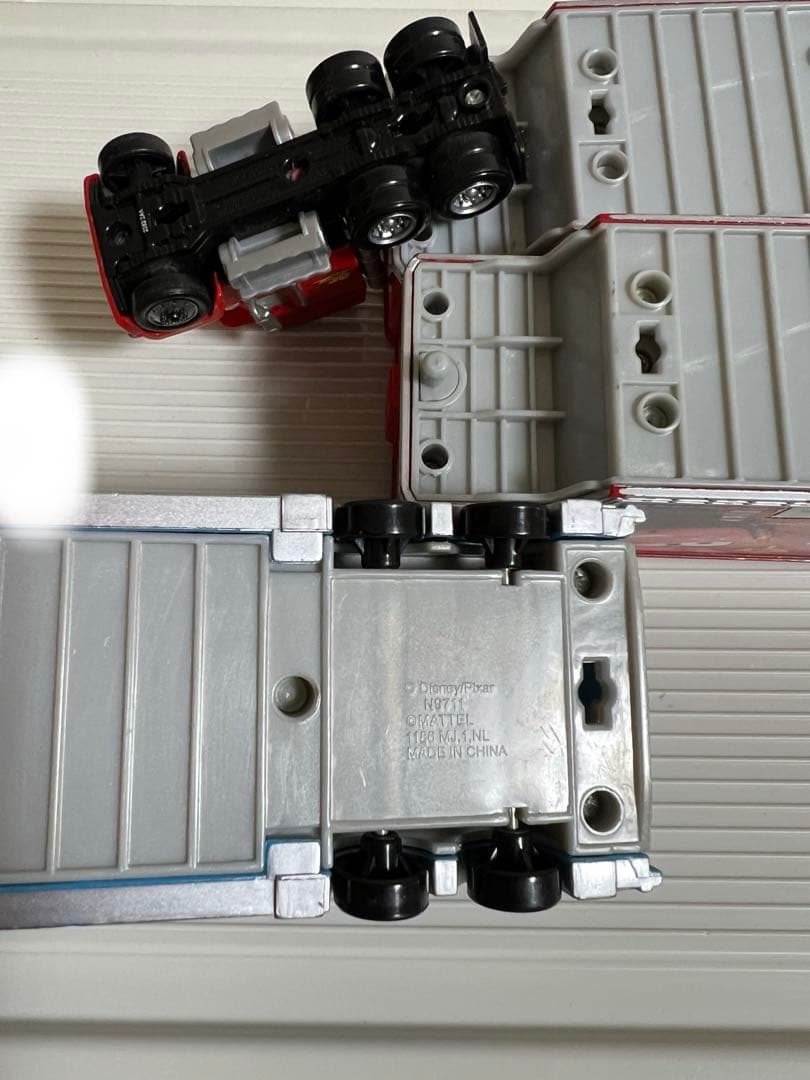 カーズ、マテル、マックトレーラー、キングトレーラー（ミニカー収納付き）