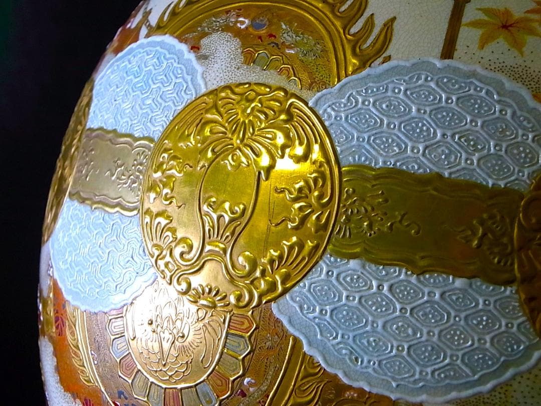 【 E842 】 明治期本筋薩摩焼　超細密盛上金彩絵付御所車文大型花瓶　鑑定書付