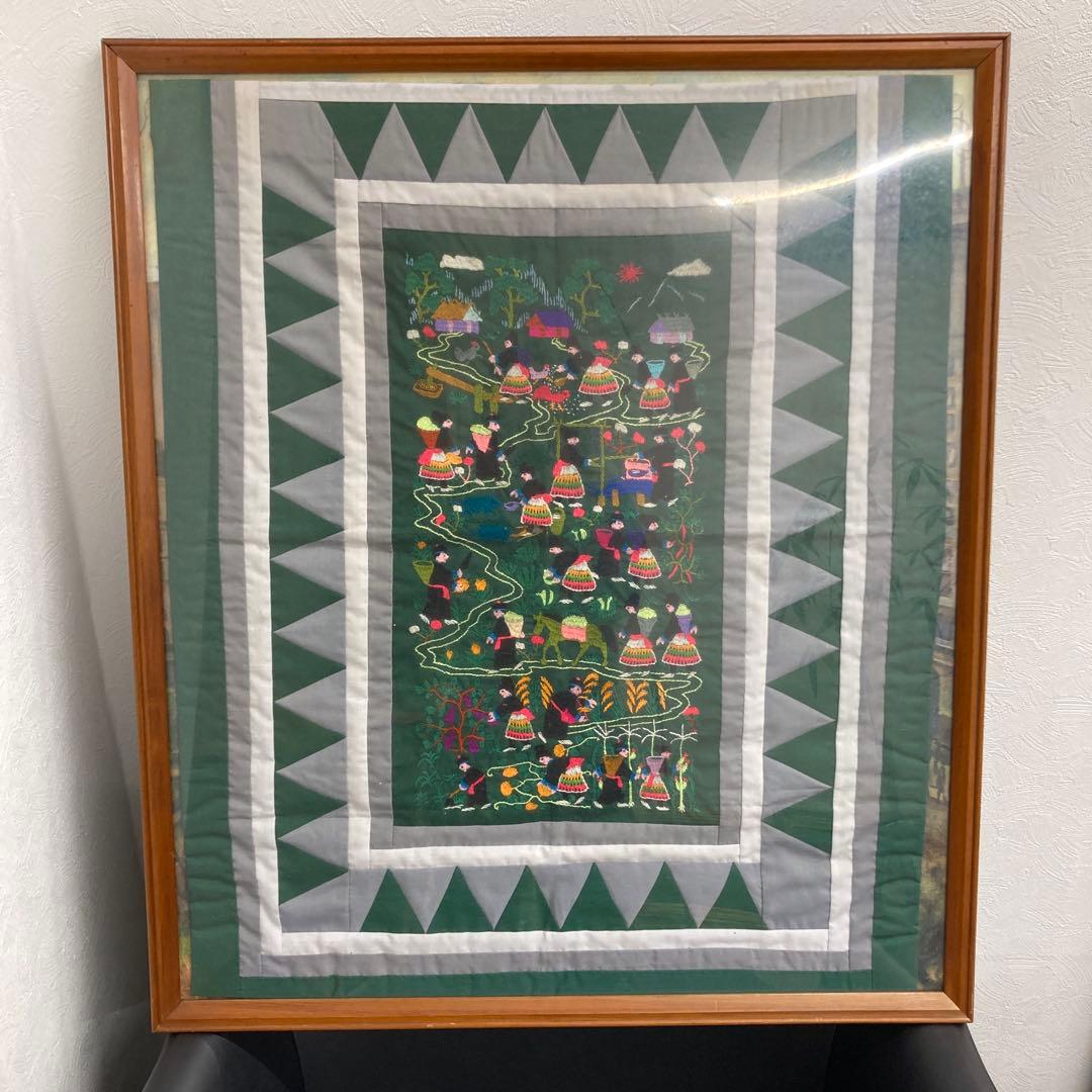ラオス モン族 手刺繍 村の風景 アート作品 ラオス モン族 手刺繍 村の風景 アート作品 ラオスのモン族の刺繍