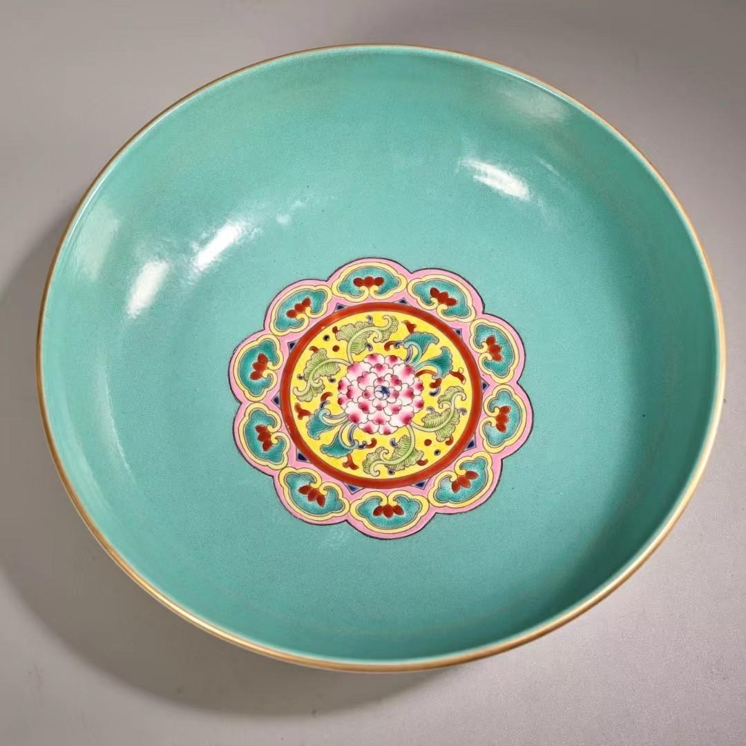 中国古美術・旧蔵珐琅彩粉彩陶磁器の皿・瑞獣中皿・