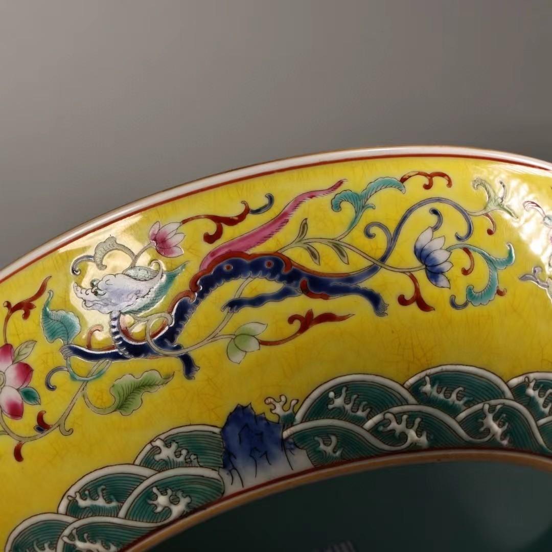 中国古美術・旧蔵珐琅彩粉彩陶磁器の皿・瑞獣中皿・