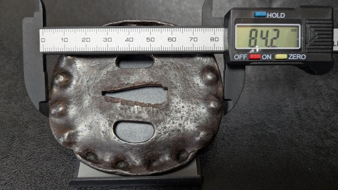 銘：信家 鮑貝 アワビ貝 縁打出し 鉄鍔