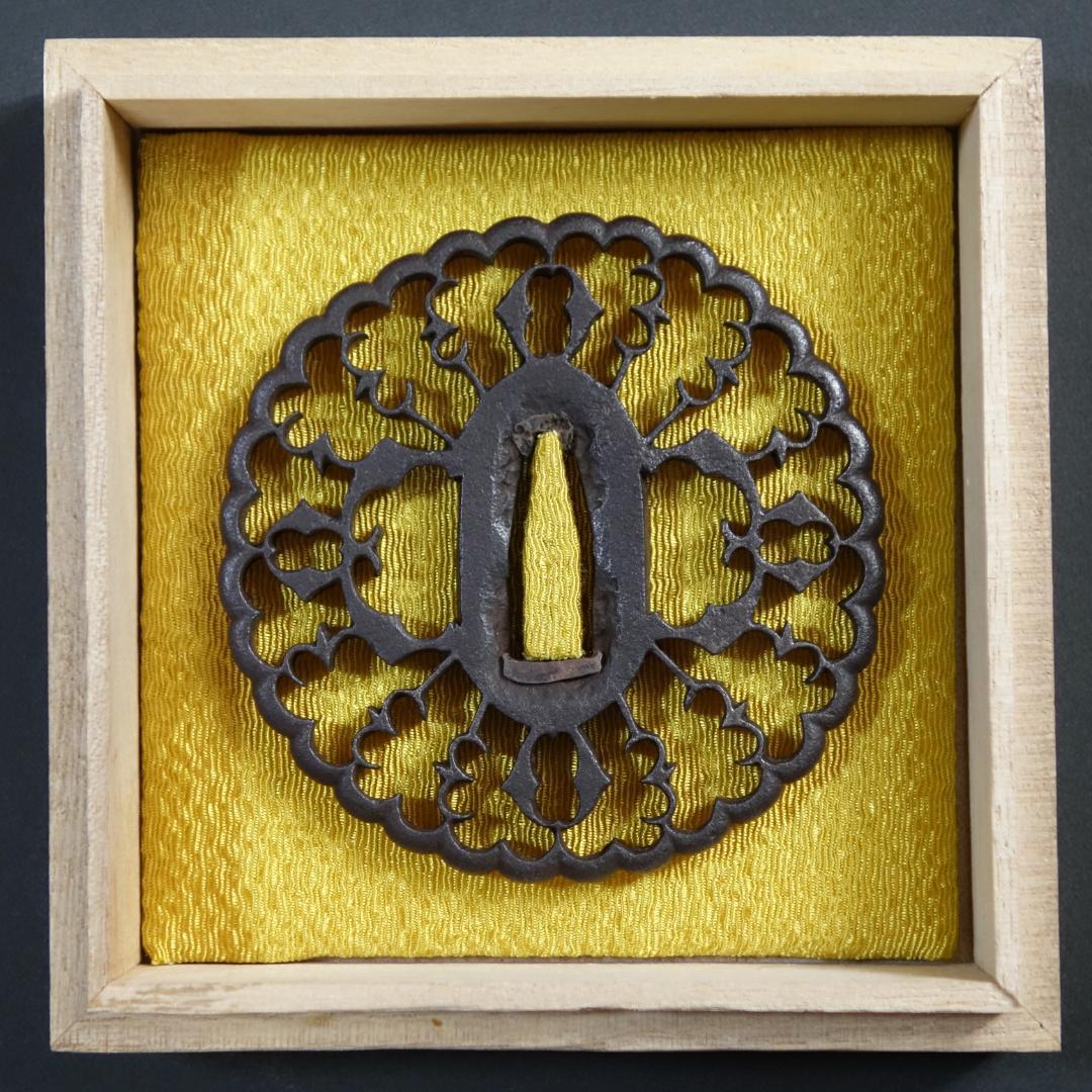 【 京透 抱茗荷雁金透鍔 】(鍔箱・布団付き) 鍔 鐔 刀装具 武具 骨董