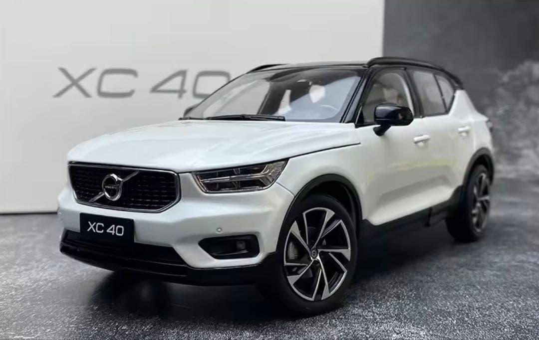 ボルボ XC 40 ミニカー 1/18スケールモデル