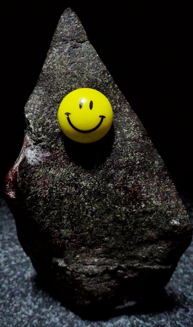 ☆サーペンティン原石☆赤蛇紋岩【入りコン沢・2面カット・353g】