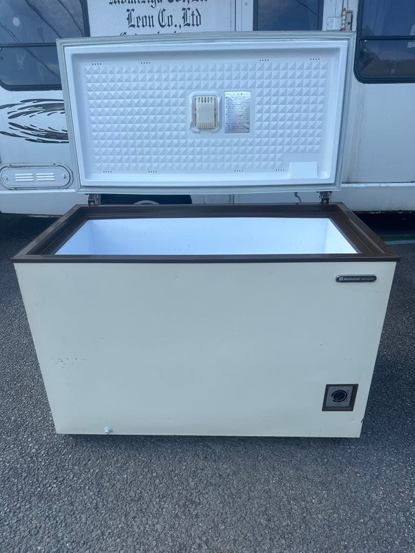 ナショナル（現パナソニック）製の業務用冷凍庫NR-261FC