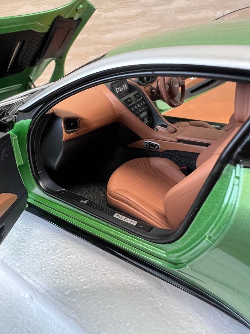 No517 ミニカー1/18箱あり ASTON MARTIN DB11