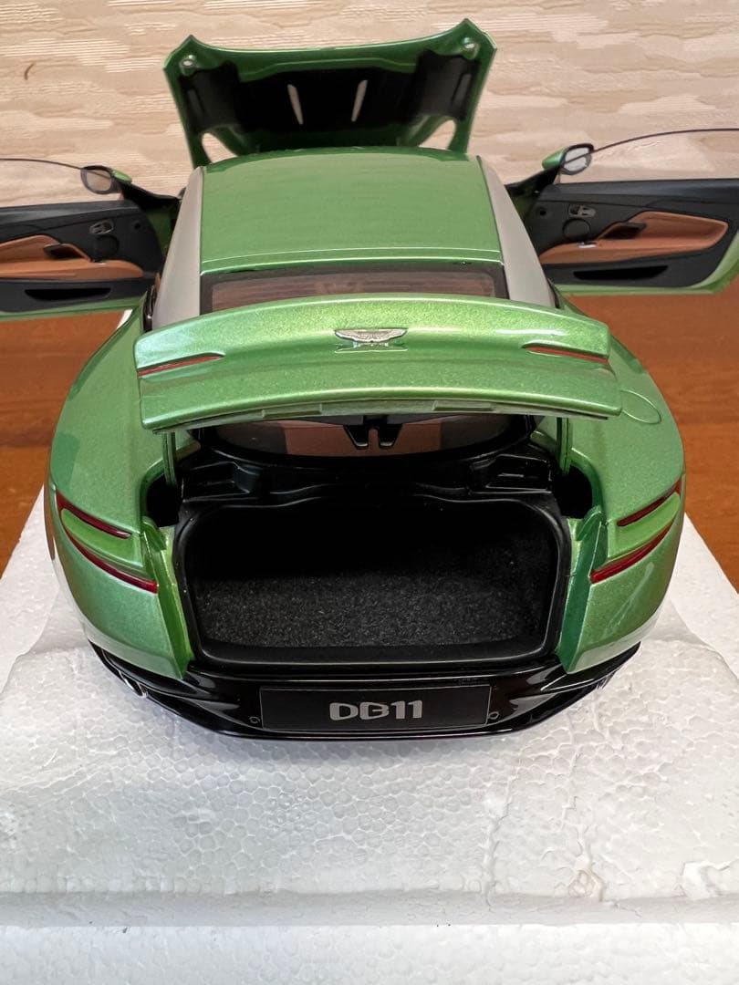 No517 ミニカー1/18箱あり ASTON MARTIN DB11